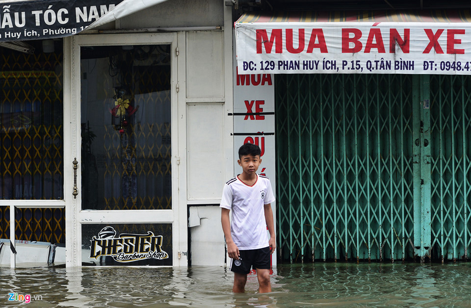 Không có cứu hộ, ôtô chết máy nằm la liệt trong biển nước ở Sài Gòn