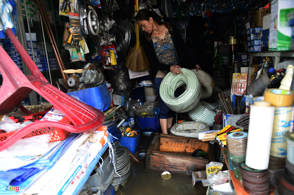 Không có cứu hộ, ôtô chết máy nằm la liệt trong biển nước ở Sài Gòn