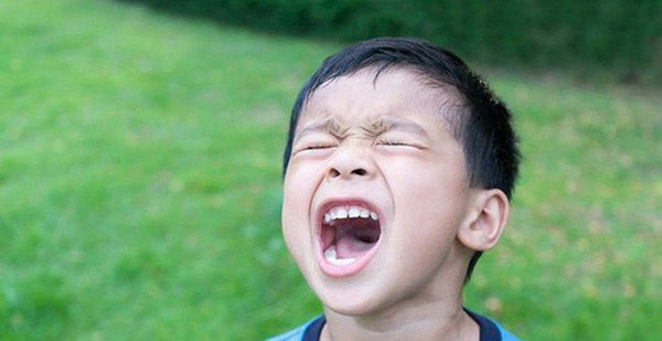 Bị bà bắt dọn phòng, cậu bé 11 tuổi đã làm 1 việc kinh hoàng - bài học ứng xử khi trẻ giận dữ