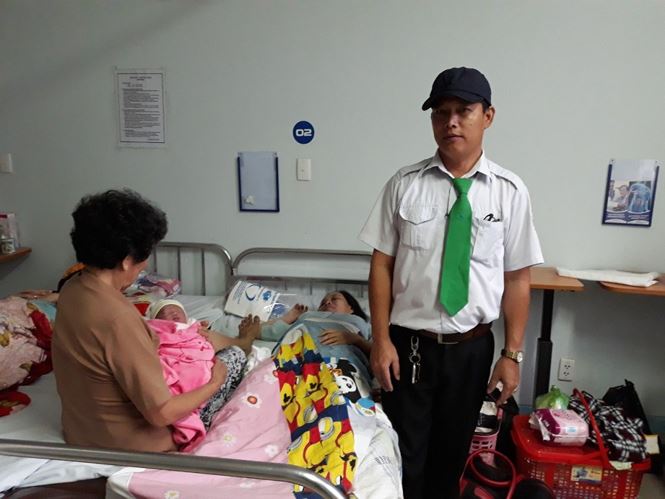 Hành trình của hai em bé chào đời trên taxi trong bão số 9