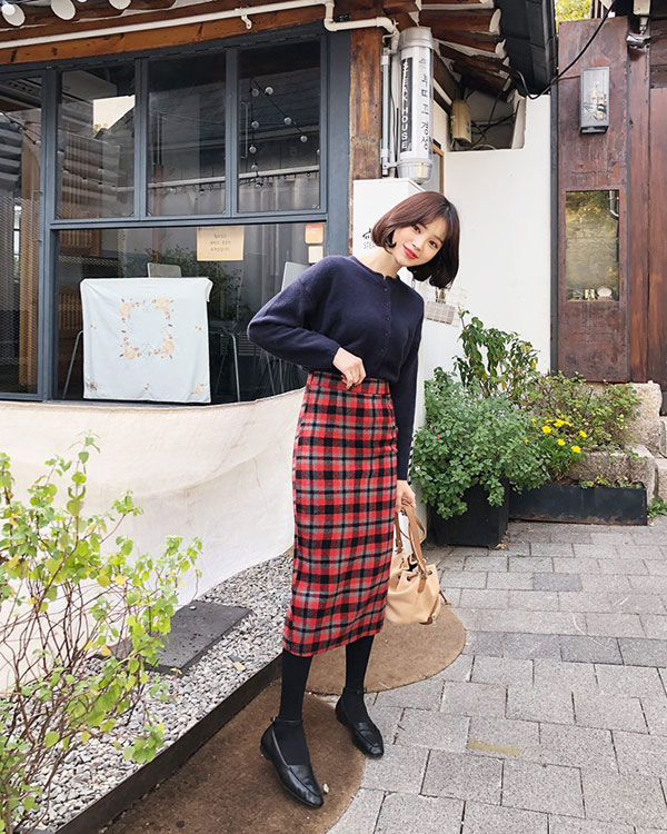 Chú ý chi tiết này khi chọn chân váy kẻ midi, phong cách của bạn sẽ được phong hạng đỉnh cao