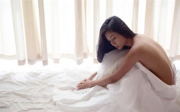 Sốc khi mặc áo hai dây cũng bị chồng đại gia tra tấn tình dục đến ngất