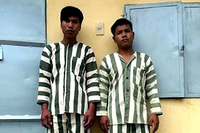 Bắt khẩn cấp 2 yêu râu xanh ép bé gái vào chòi vắng hiếp dâm