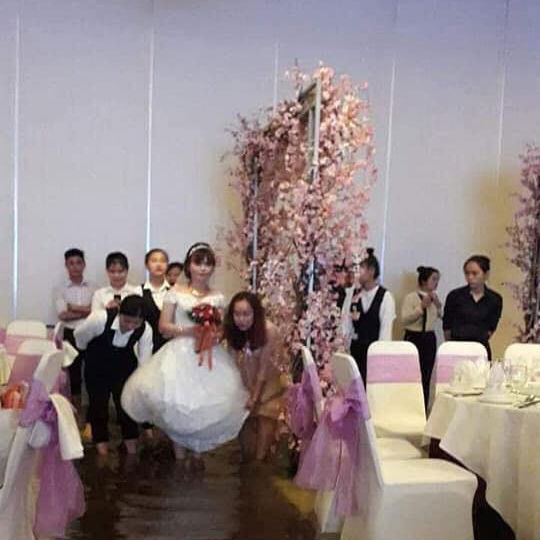 Đám cưới ngày bão: Hội trường thành bể bơi, cô dâu xách váy đến đầu gối còn quan khách vừa ăn cỗ vừa ngâm chân