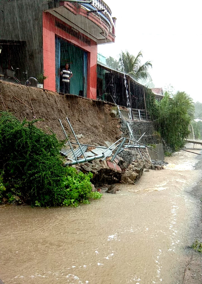 Cứu sống hai vợ chồng bị lũ cuốn trôi ở Phú Yên
