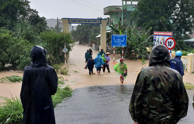 Cứu sống hai vợ chồng bị lũ cuốn trôi ở Phú Yên