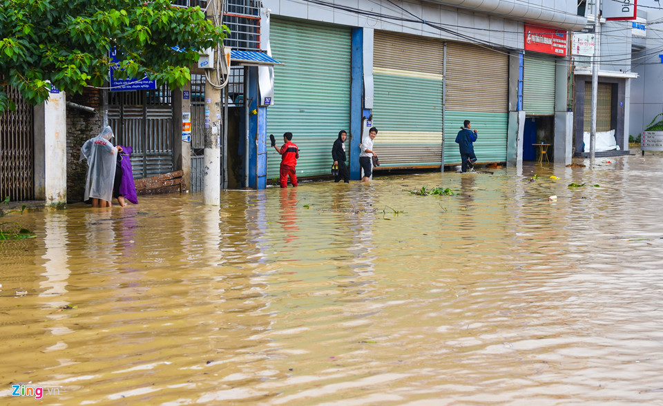 Phố biển Nha Trang ngập lũ, giao thông tê liệt đầu tuần