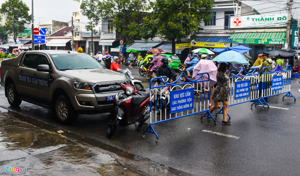 Phố biển Nha Trang ngập lũ, giao thông tê liệt đầu tuần