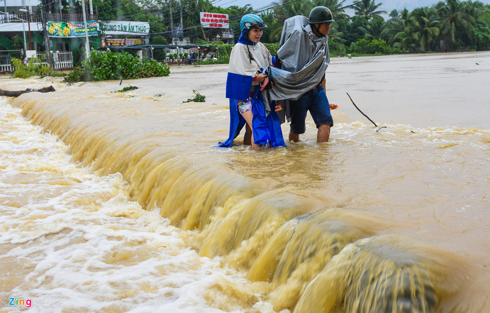 Phố biển Nha Trang ngập lũ, giao thông tê liệt đầu tuần