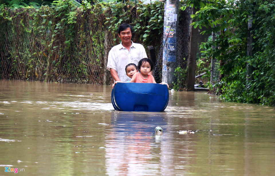 Phố biển Nha Trang ngập lũ, giao thông tê liệt đầu tuần