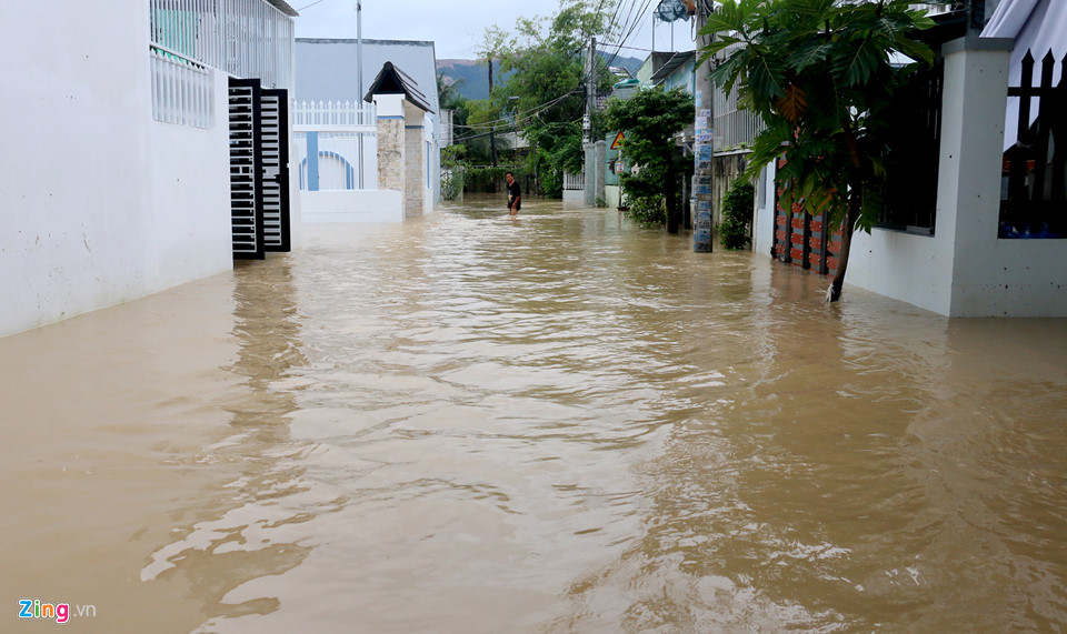 Phố biển Nha Trang ngập lũ, giao thông tê liệt đầu tuần