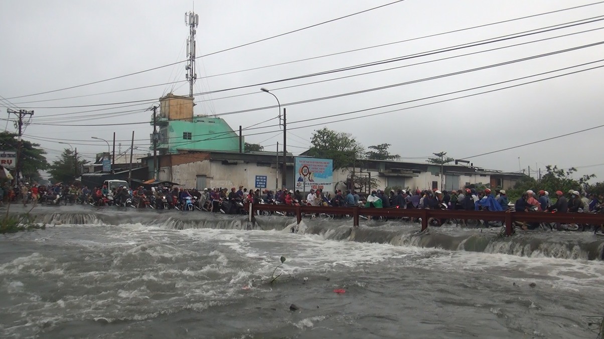 Nam thanh niên bị nước cuốn mất tích khi đang đi xe máy về nhà trong cơn bão số 9 ở Sài Gòn