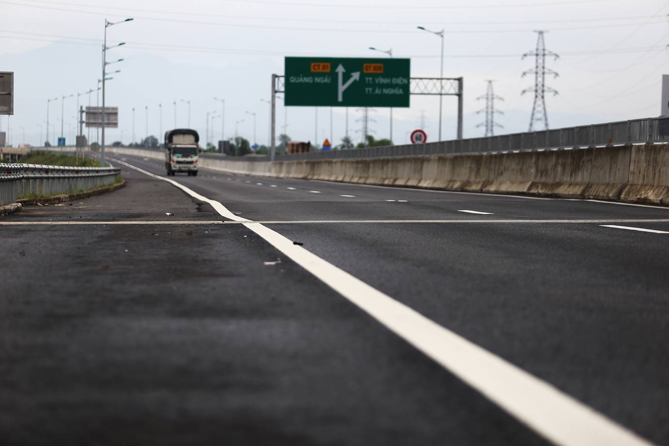 Video ảnh: Nhiều vết nứt lún, lượn sóng trên cao tốc Đà Nẵng - Quảng Ngãi