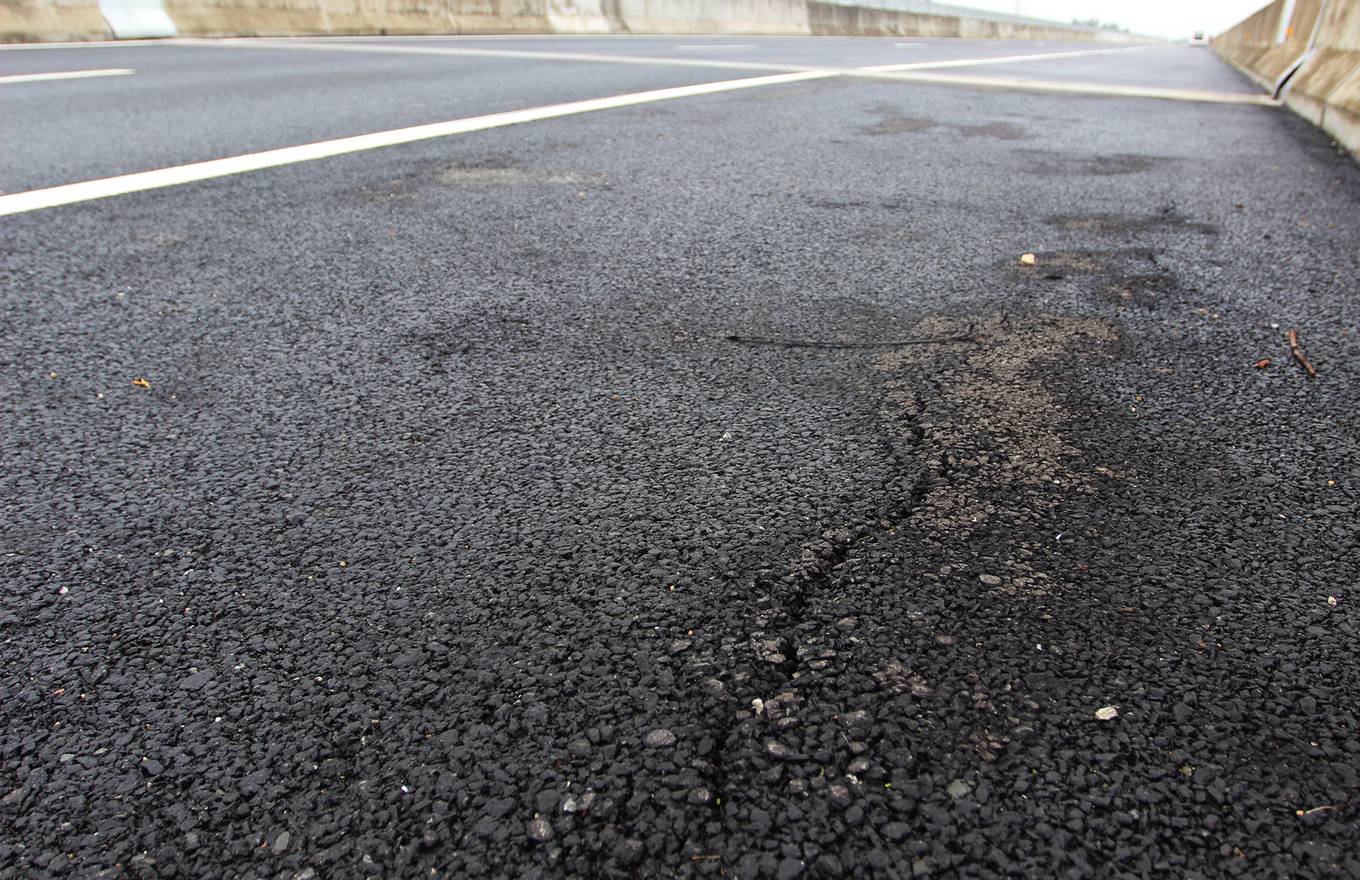 Video ảnh: Nhiều vết nứt lún, lượn sóng trên cao tốc Đà Nẵng - Quảng Ngãi