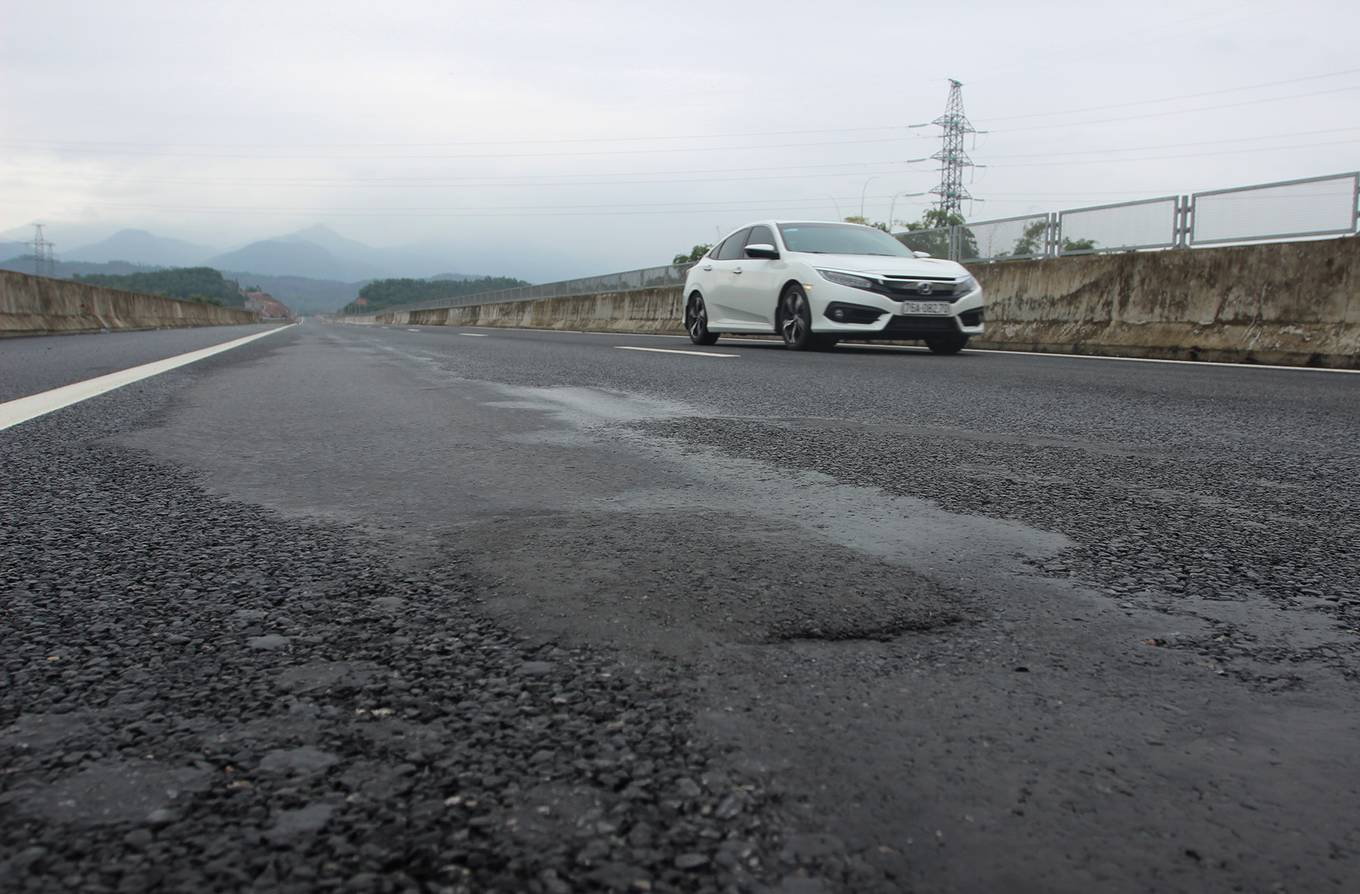 Video ảnh: Nhiều vết nứt lún, lượn sóng trên cao tốc Đà Nẵng - Quảng Ngãi