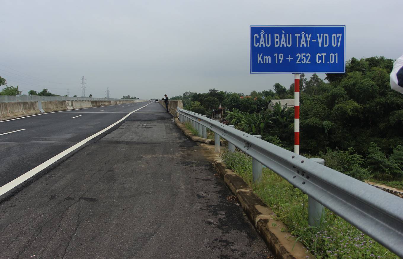 Video ảnh: Nhiều vết nứt lún, lượn sóng trên cao tốc Đà Nẵng - Quảng Ngãi