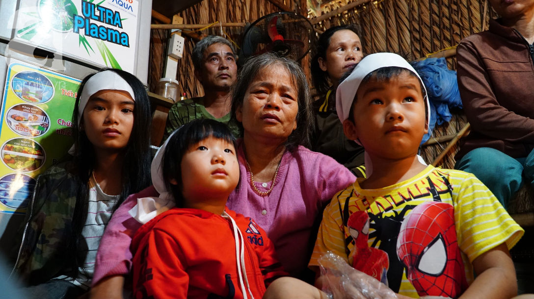 TP.HCM: Bố chết đuối khi cứu vườn rau trong bão, 3 đứa trẻ ngây ngô hỏi sao bố ngủ lâu quá không dậy hả mẹ?