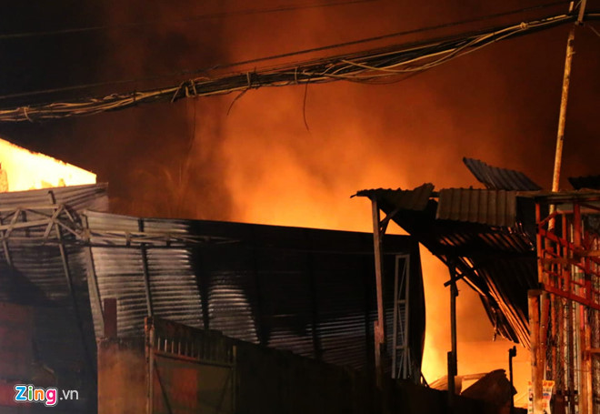 Cháy kho xăng ở Nha Trang, 3 xe bồn bị thiêu rụi