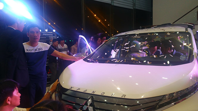 Mỏi mòn chờ xe nhập, nhiều người quay về chọn xe trong nước