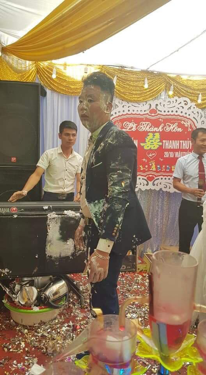 Chú rể sững người trong lễ cưới vì được hội bạn thân tặng nguyên gói make up từ đầu đến chân