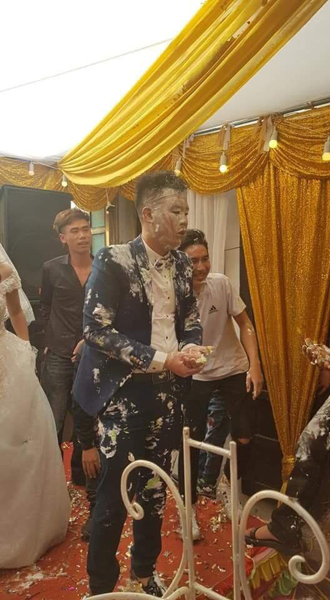 Chú rể sững người trong lễ cưới vì được hội bạn thân tặng nguyên gói make up từ đầu đến chân