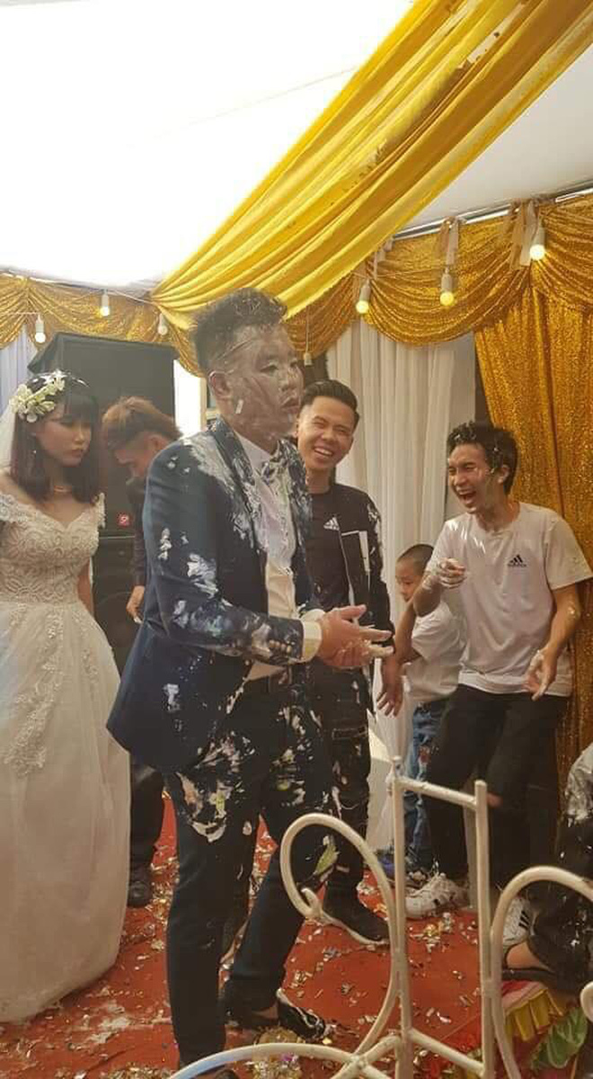 Chú rể sững người trong lễ cưới vì được hội bạn thân tặng nguyên gói make up từ đầu đến chân