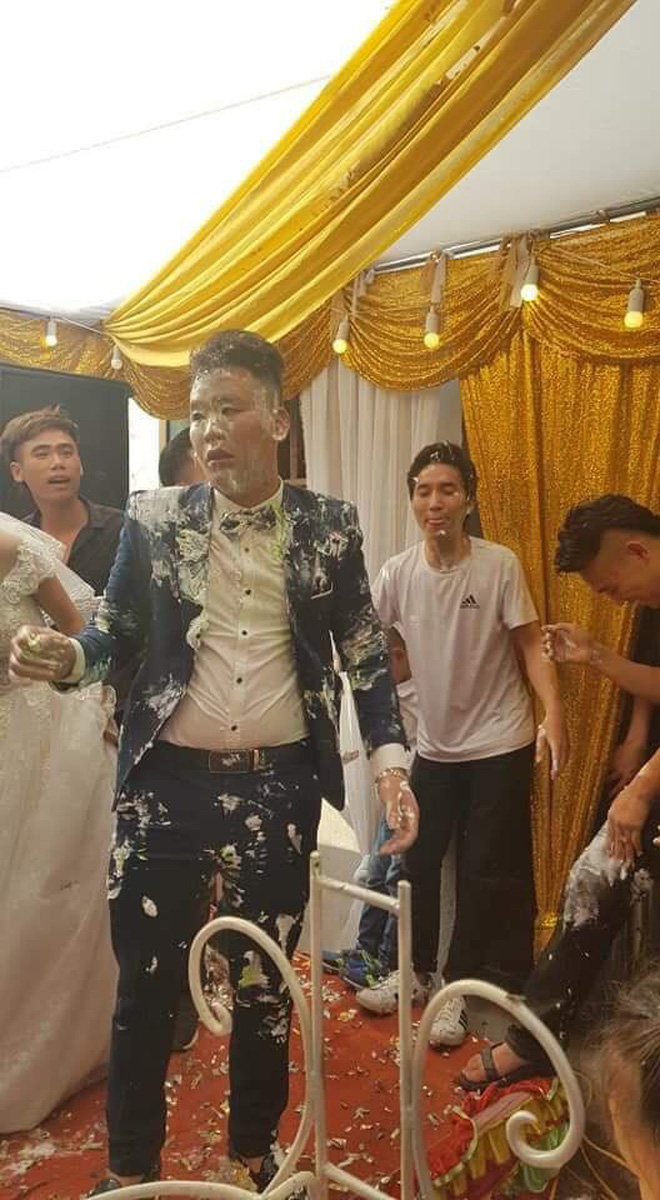 Chú rể sững người trong lễ cưới vì được hội bạn thân tặng nguyên gói make up từ đầu đến chân