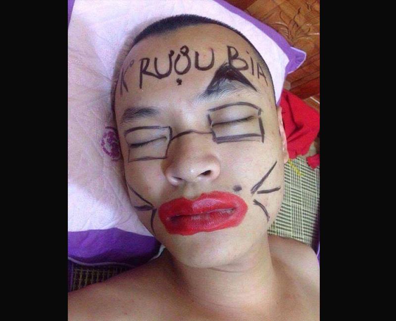 Chết cười với tuyệt chiêu dìm chồng khi say xỉn của các bà vợ lắm trò