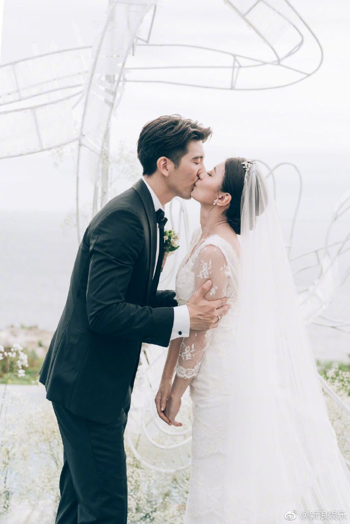 Giả Tịnh Văn: Nàng Triệu Mẫn từ bỏ đại gia để nắm chặt tay chàng trai bình thường vào lễ đường hạnh phúc Giả Tịnh Văn: Nàng Triệu Mẫn từ bỏ đại gia để nắm chặt tay chàng trai bình thường vào lễ đường hạnh phúc