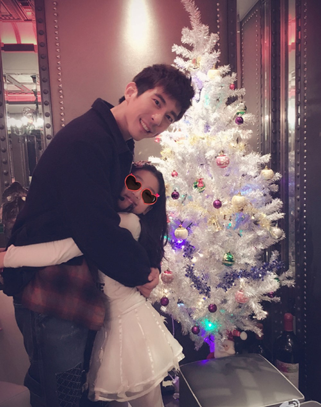 Giả Tịnh Văn: Nàng Triệu Mẫn từ bỏ đại gia để nắm chặt tay chàng trai bình thường vào lễ đường hạnh phúc