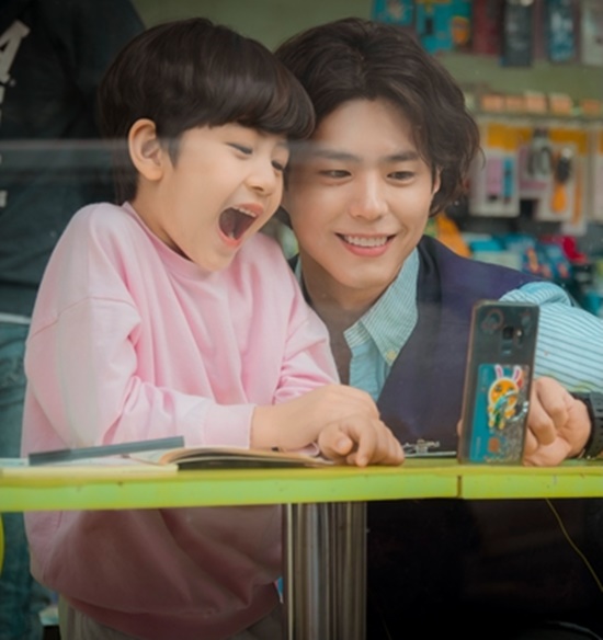 1 ngày trước khi lên sóng, phim mới của Song Hye Kyo tung loạt ảnh tràn đầy năng lượng của nam chính