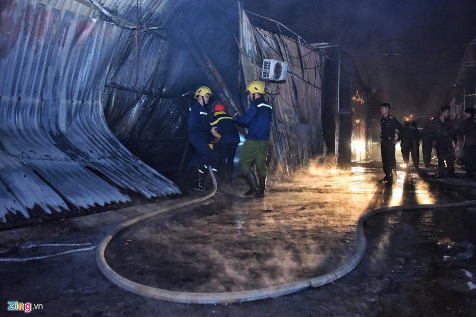 Hàng loạt xế hộp trơ khung sau vụ hỏa hoạn tại gara ôtô