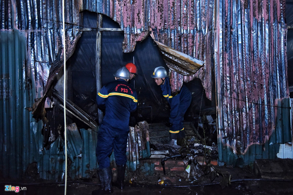 Hàng loạt xế hộp trơ khung sau vụ hỏa hoạn tại gara ôtô