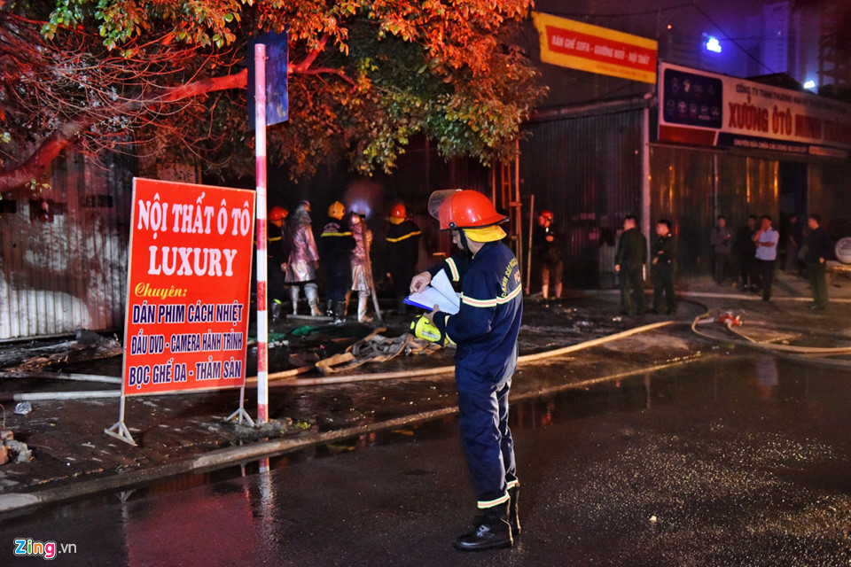 Hàng loạt xế hộp trơ khung sau vụ hỏa hoạn tại gara ôtô