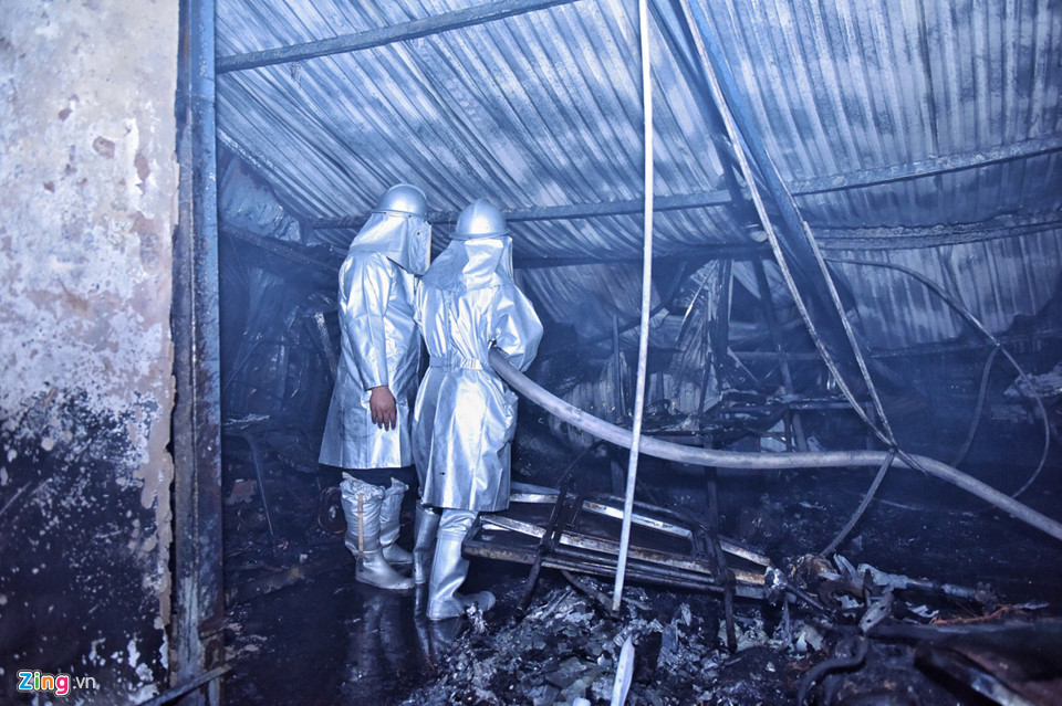 Hàng loạt xế hộp trơ khung sau vụ hỏa hoạn tại gara ôtô