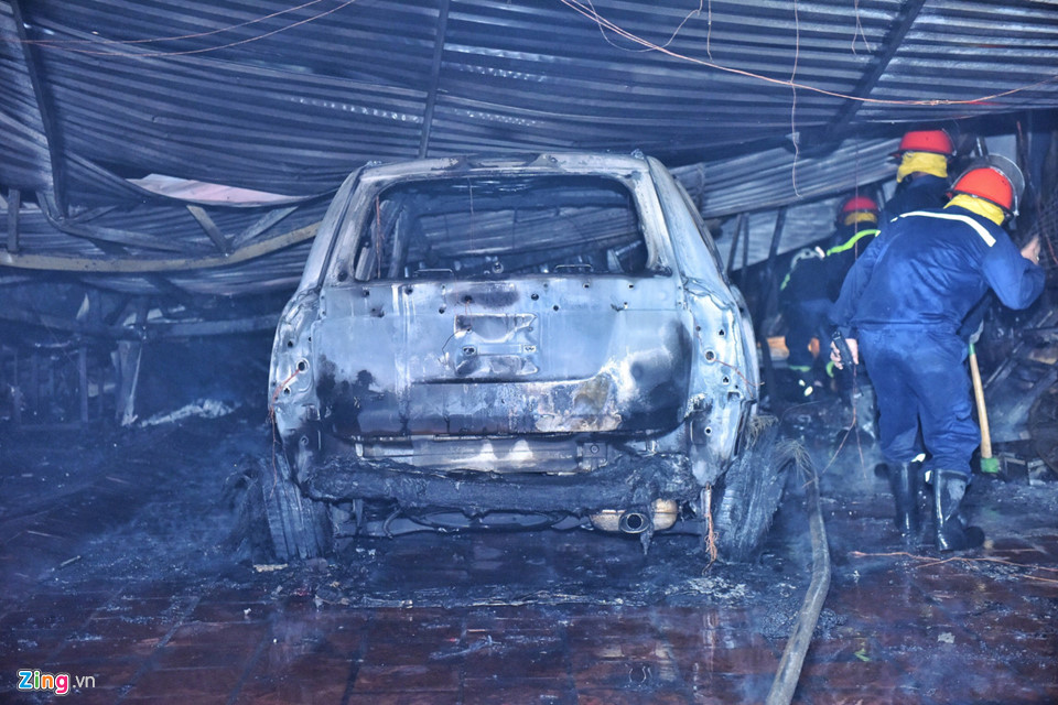 Hàng loạt xế hộp trơ khung sau vụ hỏa hoạn tại gara ôtô