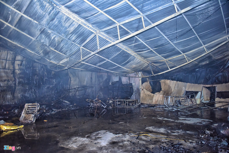 Hàng loạt xế hộp trơ khung sau vụ hỏa hoạn tại gara ôtô