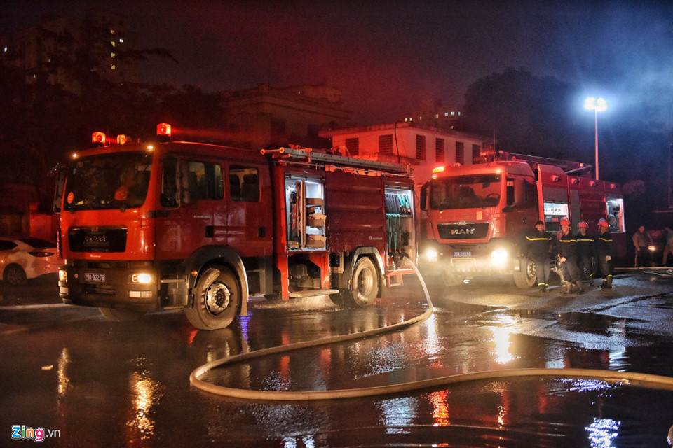 Hàng loạt xế hộp trơ khung sau vụ hỏa hoạn tại gara ôtô