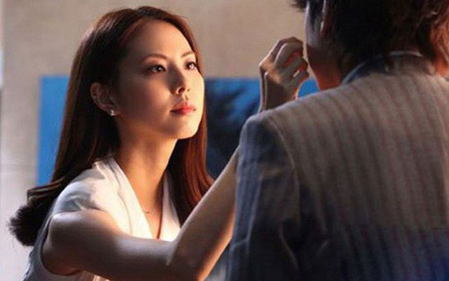 Biết chồng có con riêng bên ngoài, vợ trẻ chẳng những không đánh ghen mà còn làm hành động khiến ai cũng ngỡ ngàng