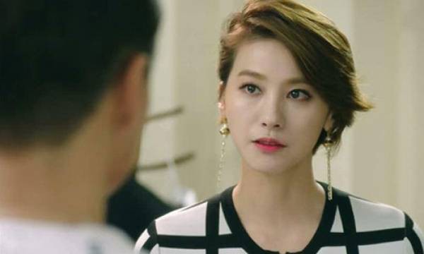 Chồng chê bai vợ kém cỏi nên kiếm việc cho vợ đi làm, vợ chết sững khi biết công việc đấy là...