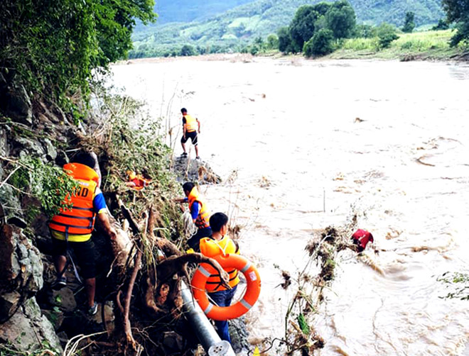 Hai người bị lũ cuốn khi vượt sông về nhà, một thợ hồ mất tích