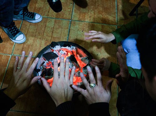 Cả nhà nghi ngộ độc khí CO khi đốt than sưởi ấm, 1 người chết, 3 người cấp cứu