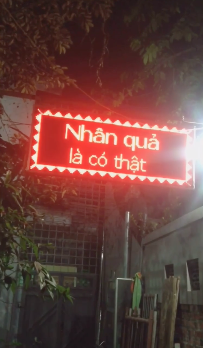 Chửi đổng 4.0: Cay cú vì chó nhà trúng bả chết, gia chủ đầu tư hẳn bảng led để khẩu nghiệp với láng giềng