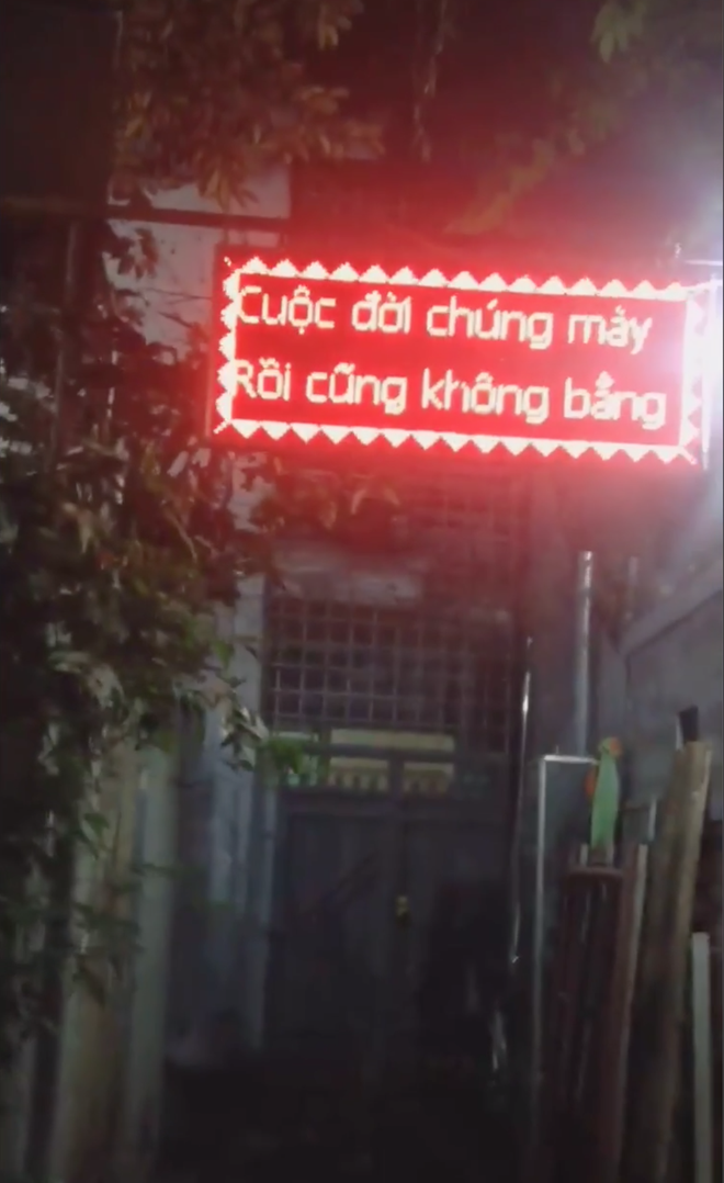Chửi đổng 4.0: Cay cú vì chó nhà trúng bả chết, gia chủ đầu tư hẳn bảng led để khẩu nghiệp với láng giềng