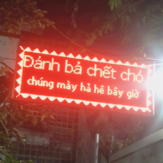 Chửi đổng 4.0: Cay cú vì chó nhà trúng bả chết, gia chủ đầu tư hẳn bảng led để khẩu nghiệp với láng giềng