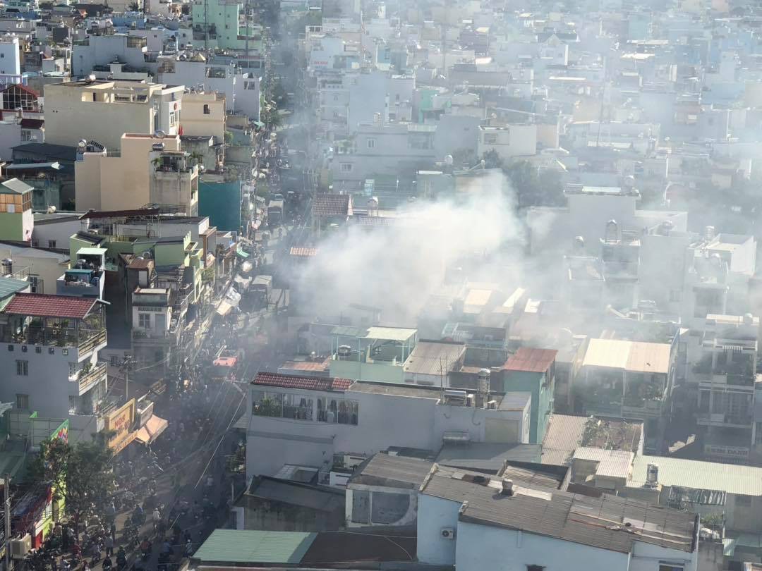 2 căn nhà liền kề bốc cháy dữ dội ở Sài Gòn, nhiều người bỏ chạy thoát thân