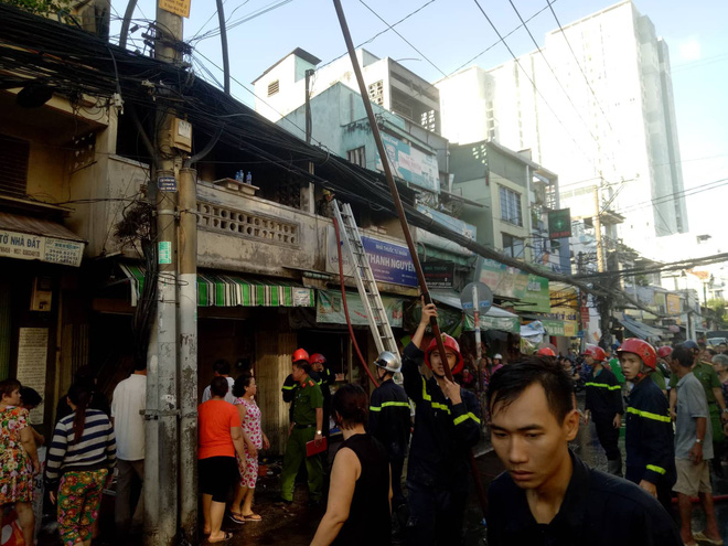 2 căn nhà liền kề bốc cháy dữ dội ở Sài Gòn, nhiều người bỏ chạy thoát thân