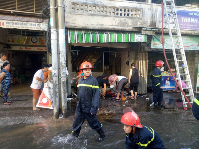 2 căn nhà liền kề bốc cháy dữ dội ở Sài Gòn, nhiều người bỏ chạy thoát thân