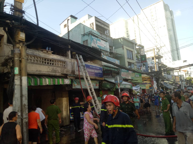 2 căn nhà liền kề bốc cháy dữ dội ở Sài Gòn, nhiều người bỏ chạy thoát thân