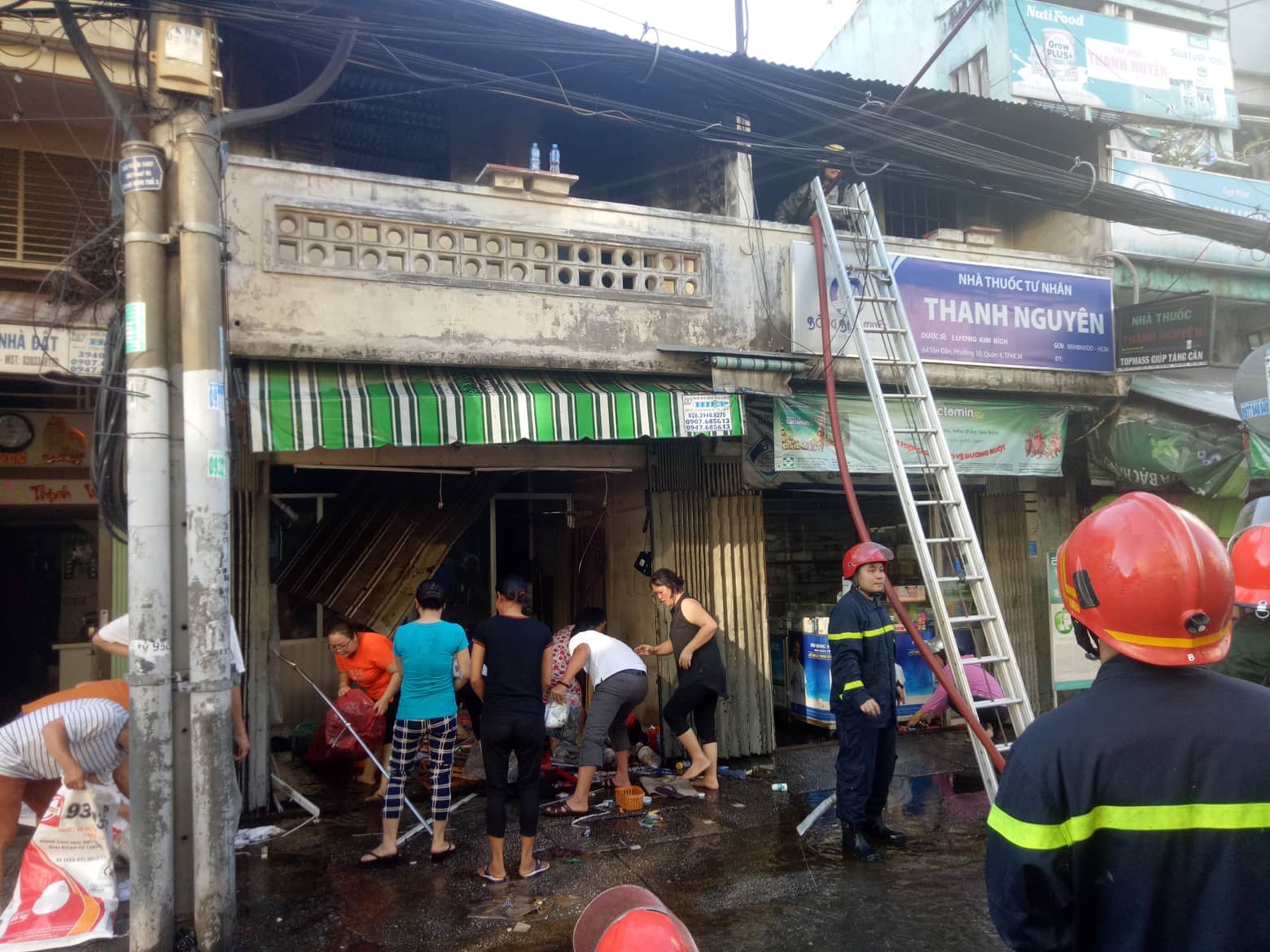 2 căn nhà liền kề bốc cháy dữ dội ở Sài Gòn, nhiều người bỏ chạy thoát thân